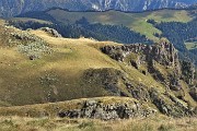 70 Bella vista dall'alto sul pianoro erboso e sullo sperone roccioso del MIncucco (1832 m)